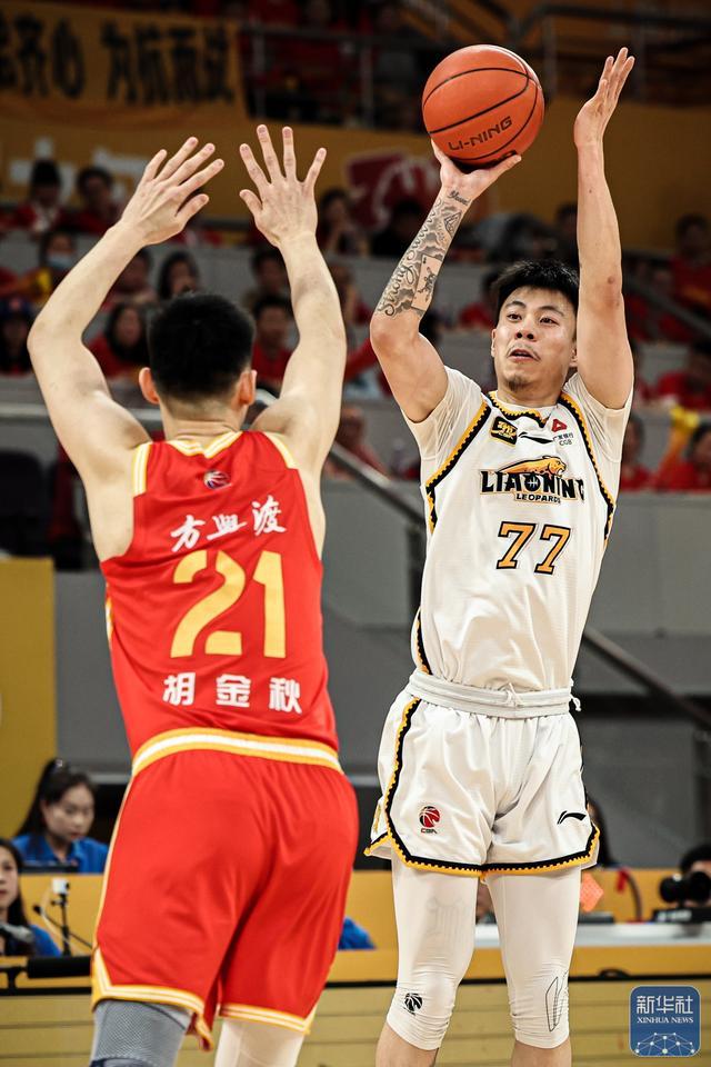 CBA夏季联赛青岛站：辽宁本钢险胜广东宏远，张镇麟狂轰32分引爆全场