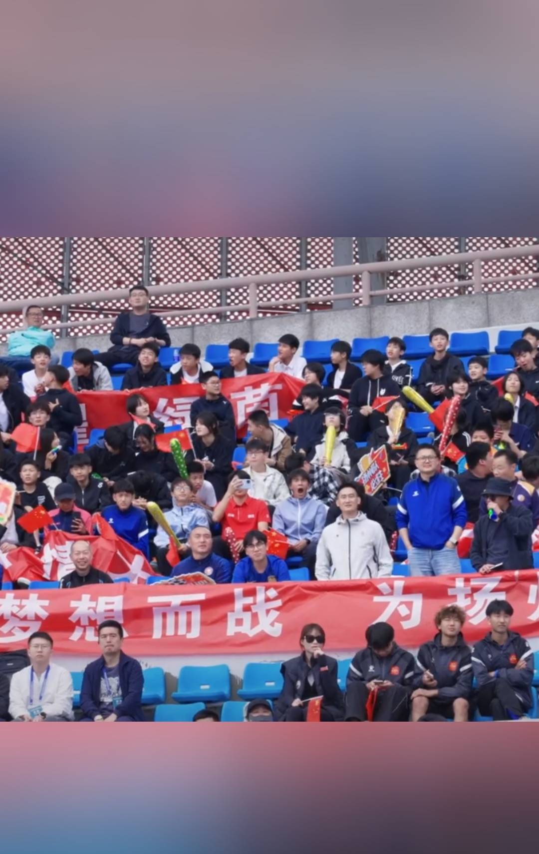 团结一致，中国足球队再度擂鼓前行的简单介绍